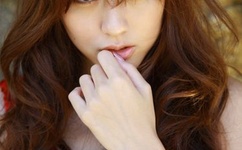 他趴在她两腿之间疯狂的吻她